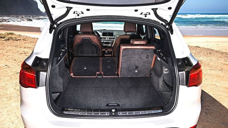 El BMW X1 tiene uno de los maleteros más grandes del segmento con más de 500 litros.