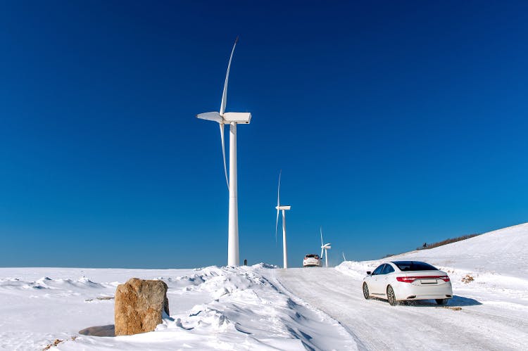 Los coches eléctricos presentan algunas ventajas para la conducción sobre nieve.