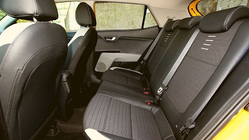Plazas posteriores del Kia Stonic, con menor espacio que las del X1