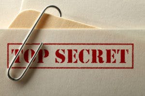 Ficha de arquivo com carimbo escrito "top secret"