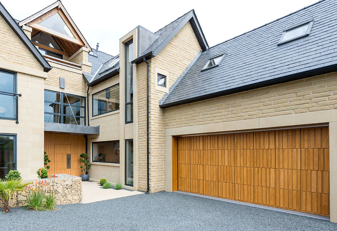 External house with a matching Deuren Tavole S front and garage door