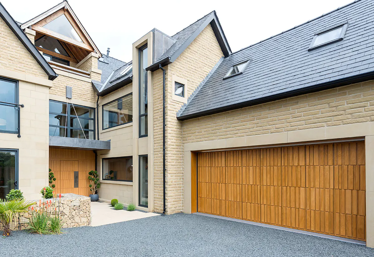External house with a matching Deuren Tavole S front and garage door 
