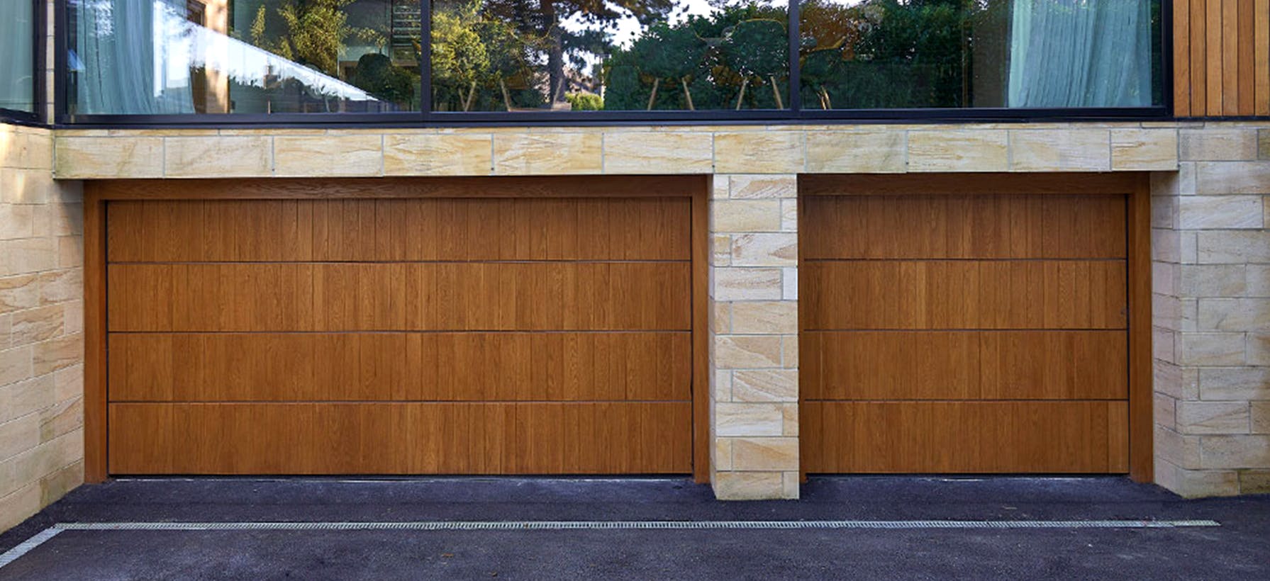 Wooden textured garage with with Tavole style