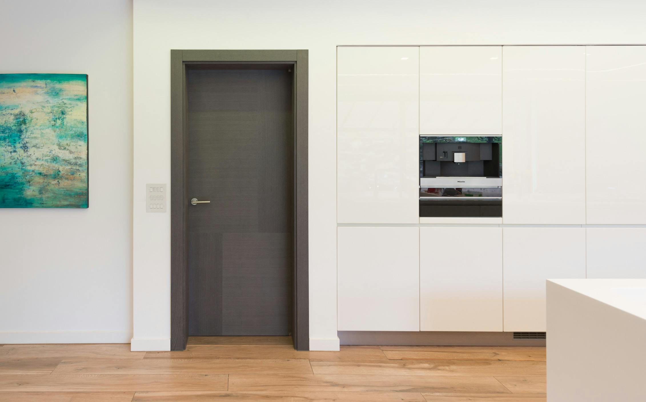 Minimalistic style white kitchen with modern internal door set by Deuren - Vario 4, grey oak finish.