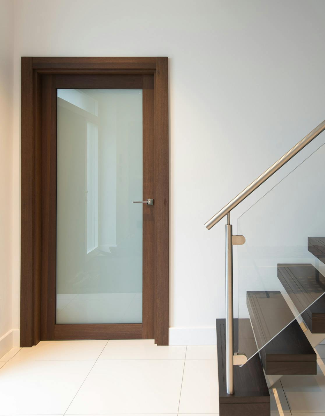Contemporary hallway with Gio, satin glazed, single leaf door in wenge finish, made by Deuren.