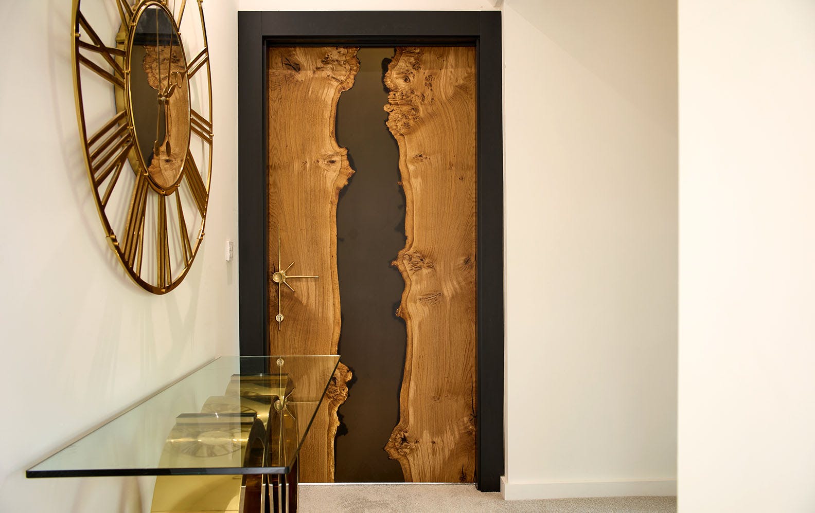 Bespoke Deuren door design using pippy oak as the main material and a central vertical strip of dark resin.