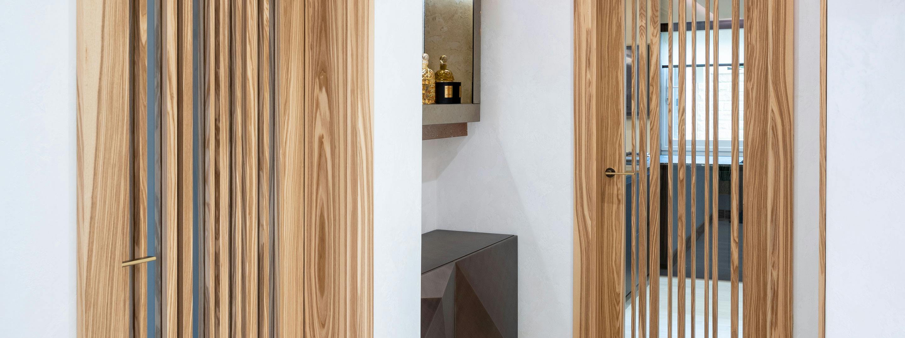 Bespoke Deuren Gio glass doors with irregular vertical timber strips, in olive oak.