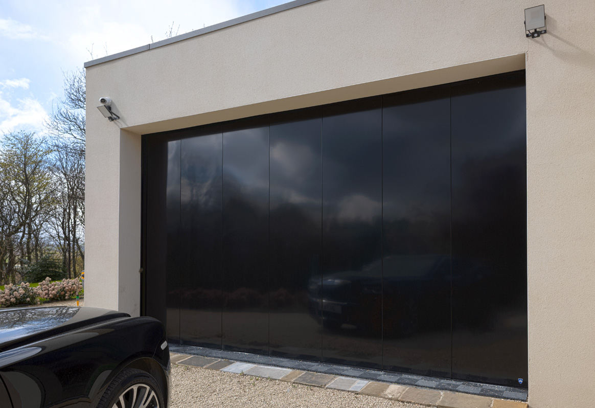Deuren made to measure garage doors in sleek black