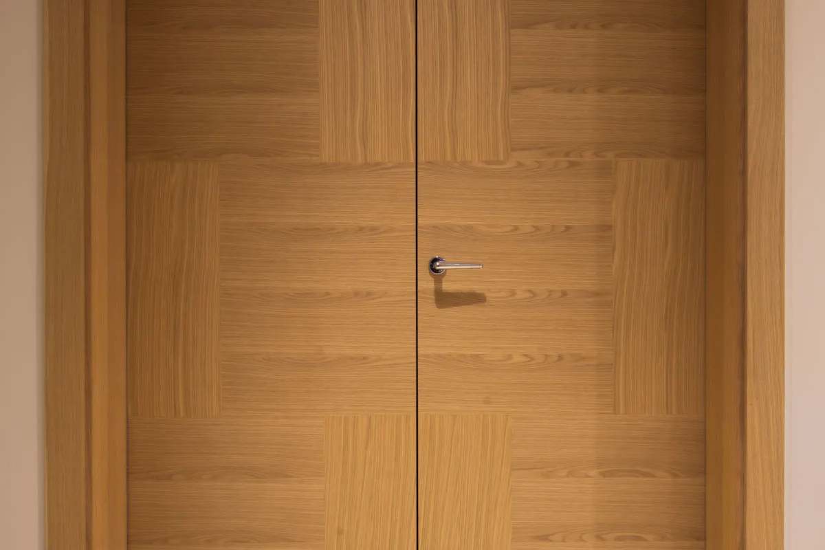 Close-up of natural oak, double door set - Vario 6 by Deuren.
