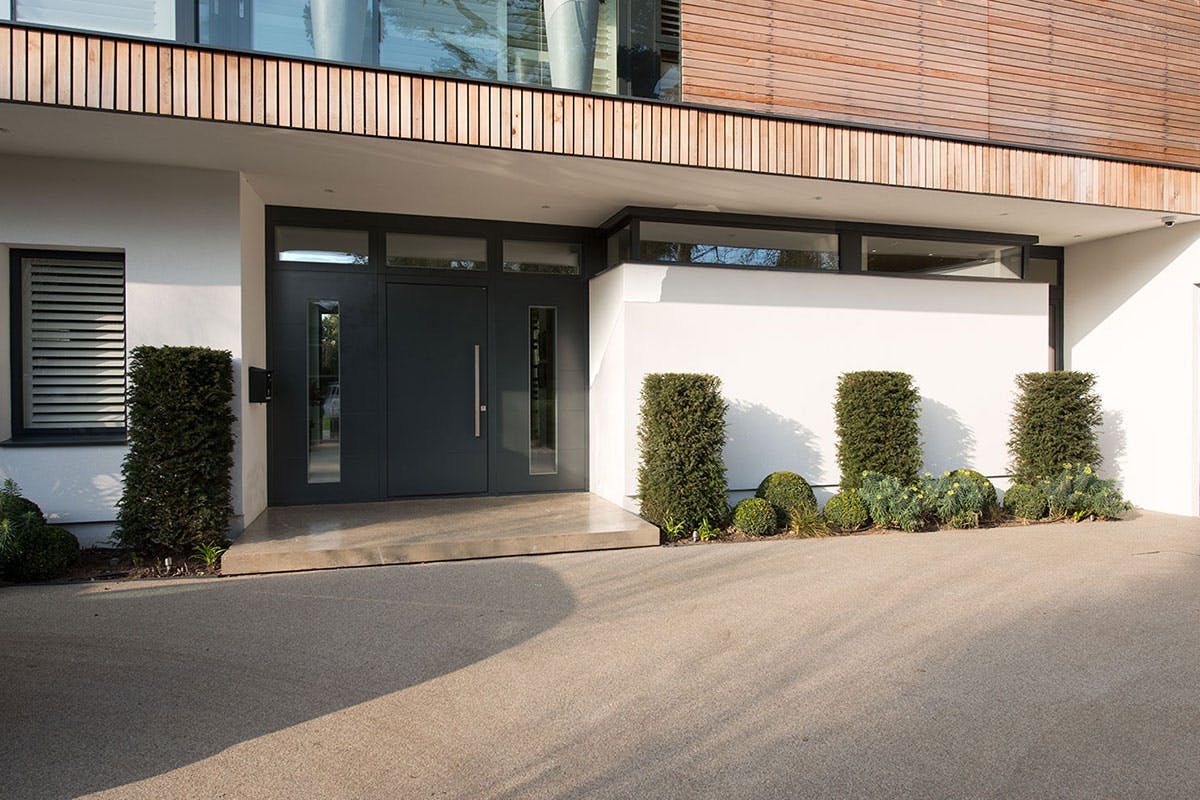 Modern front doorwith two glazed side lights and glazed transom above in an anthracite paint finish - Deuren