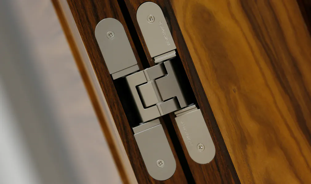 A close up of a Deuren door hinge