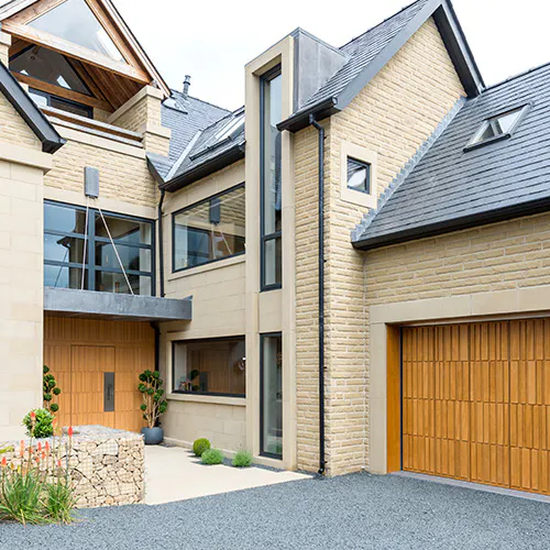 External photo of a house with a matching Deuren Tavole S front and garage door 