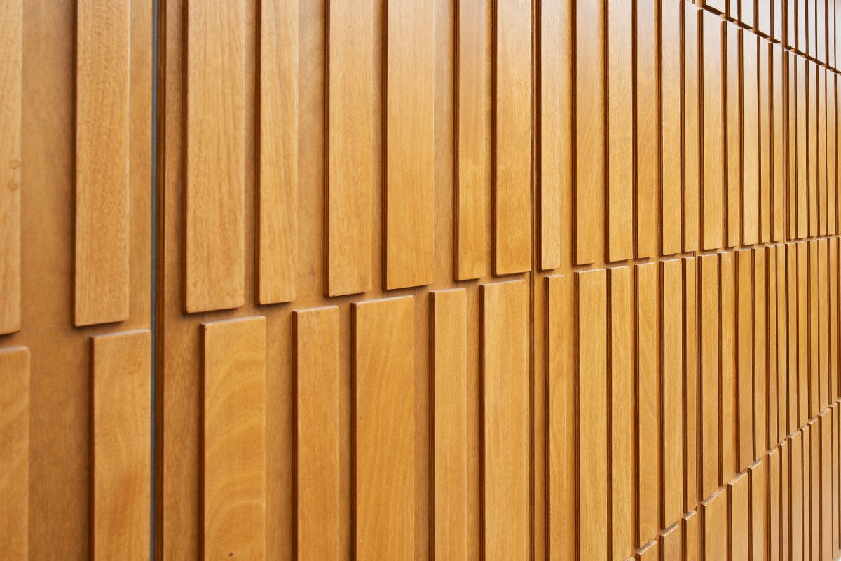 Close-up of Deuren's Tavole door style surface texture in honey oak.