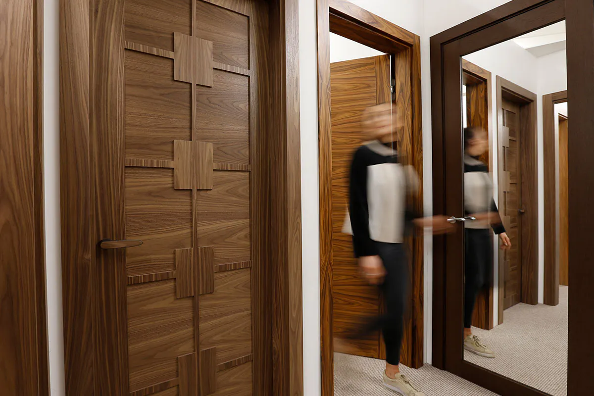 Deuren showroom with someone walking through a door