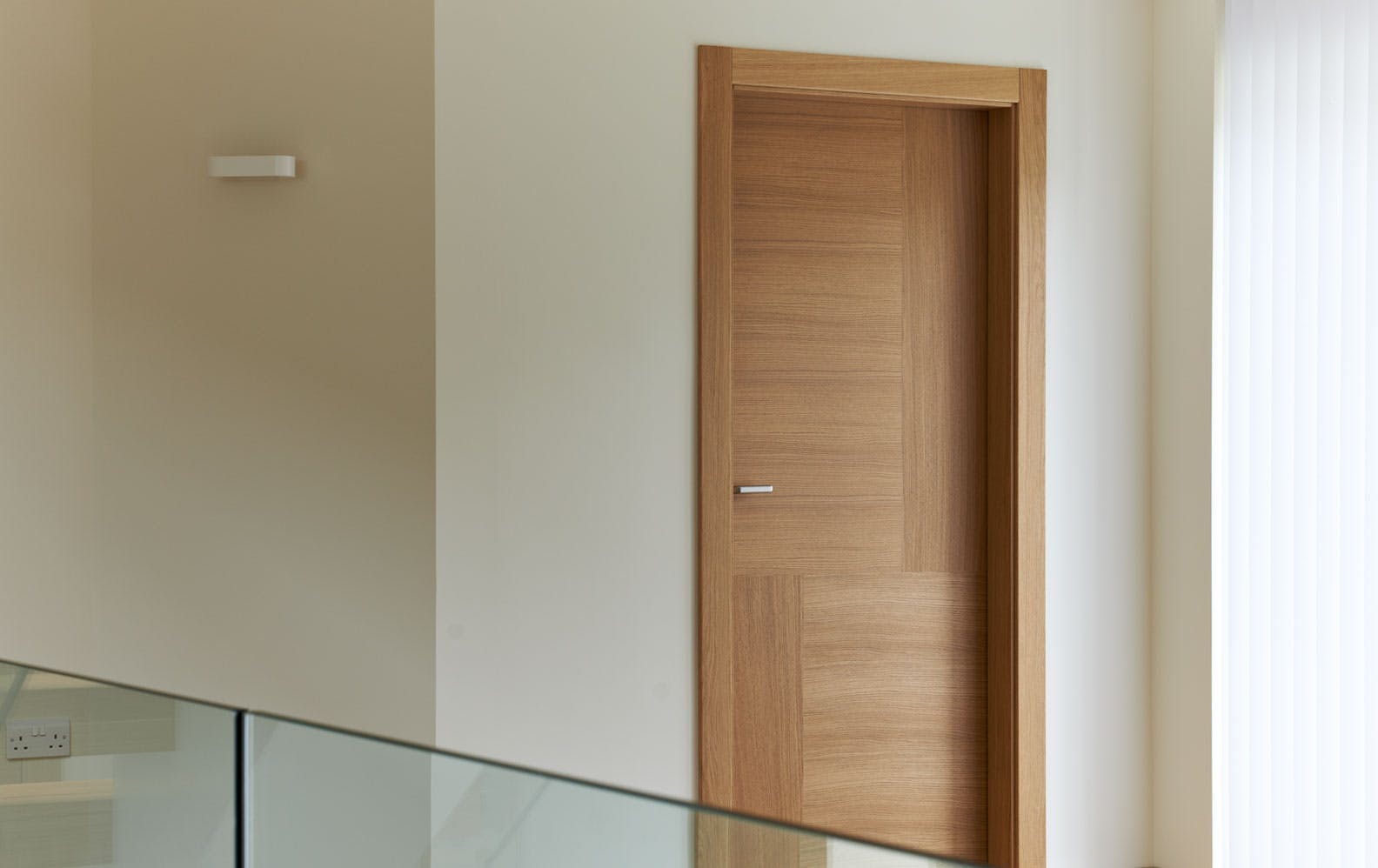A modern, single leaf, internal door set by Deuren - Vario 4 style, Natural Oak finish