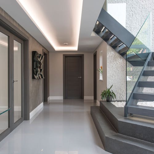 Internal hallway with Deuren grey door
