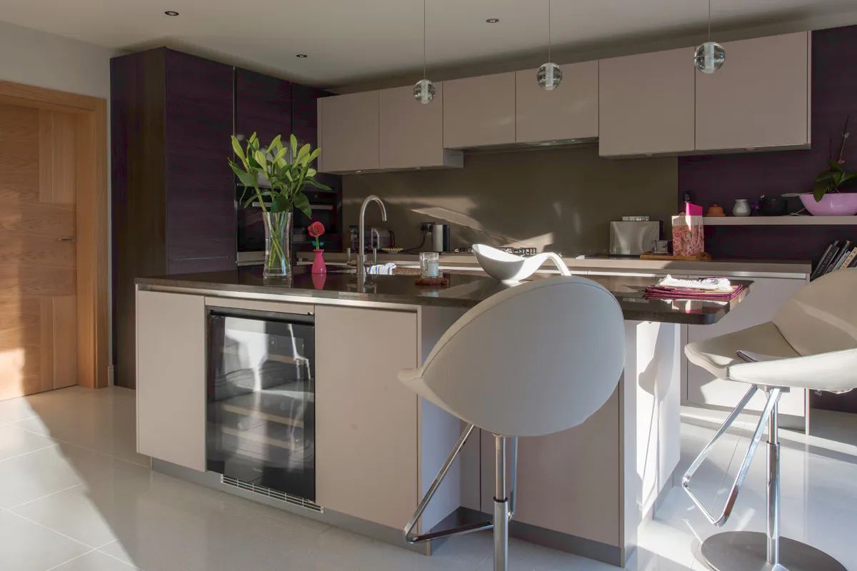 Modern kithen with a luxury door set by Deuren - Vario 6 in natural Oak