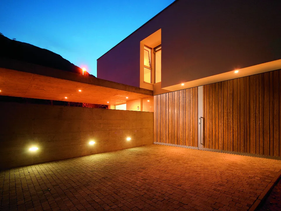 Counterweight garage door