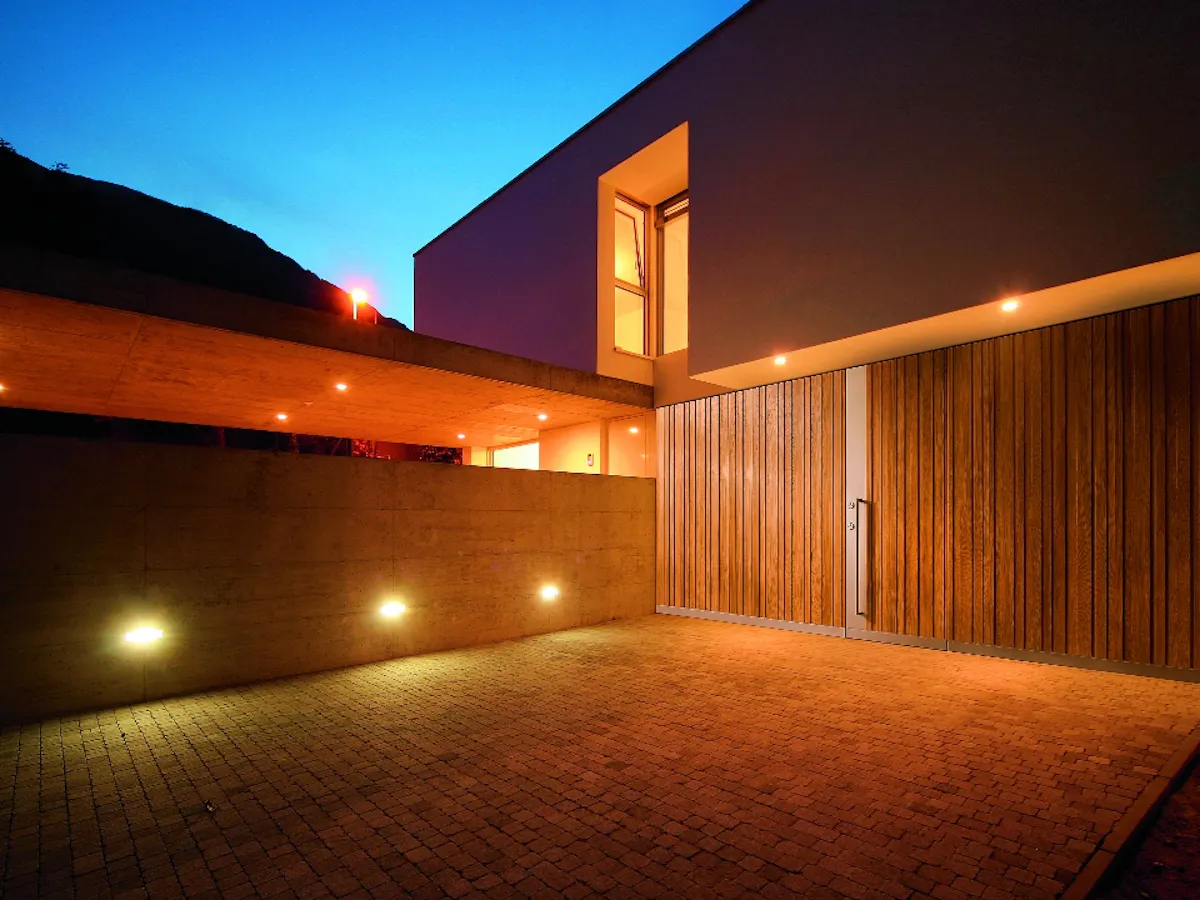 Counterweight garage door