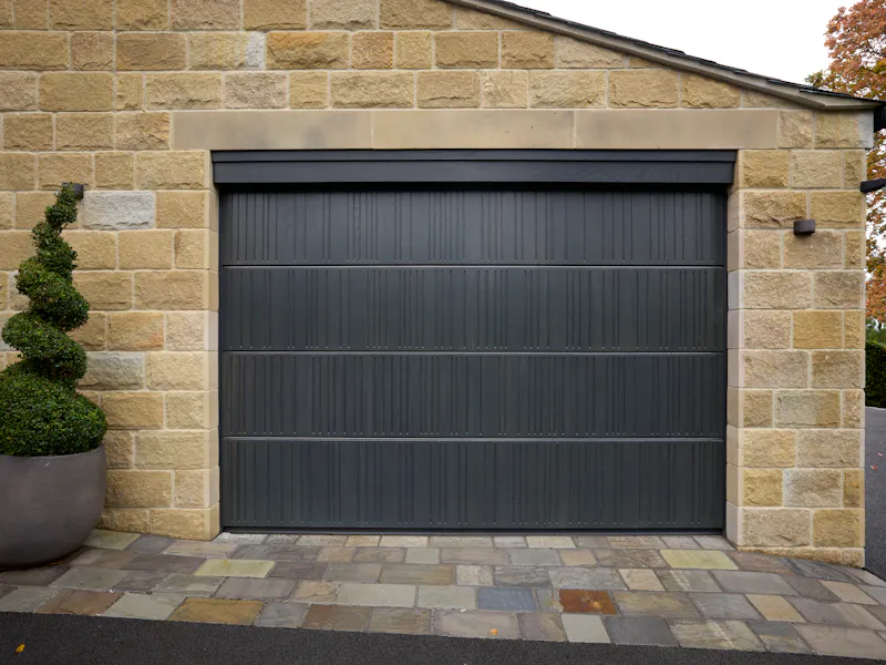 Are Deuren garage doors suitable for large openings?