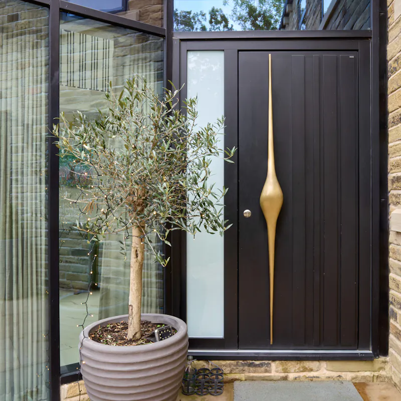 A sleek and stylish door solution perfectly complementing their new-build’s unique aesthetic.