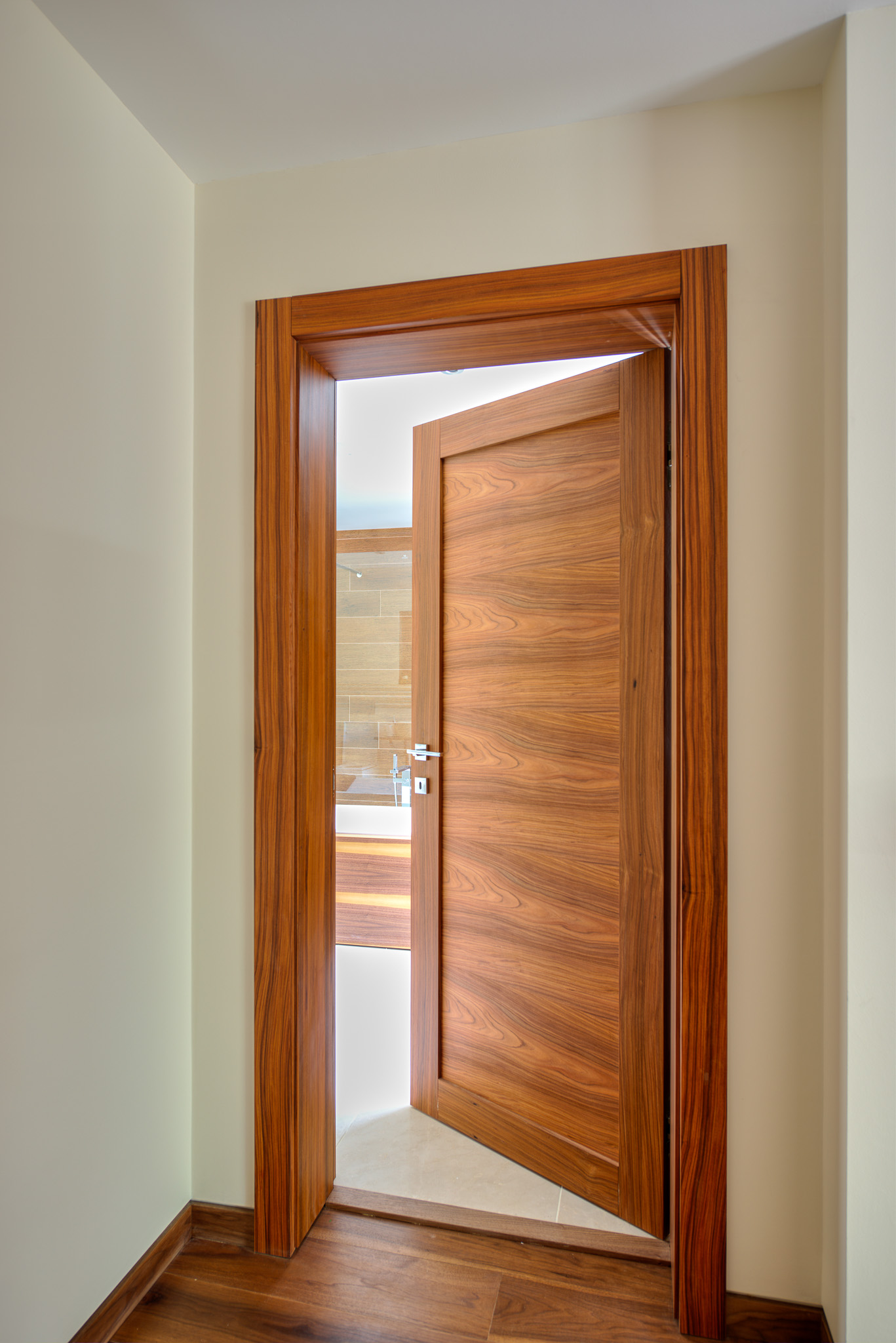 Gio door in rosewood by Deuren