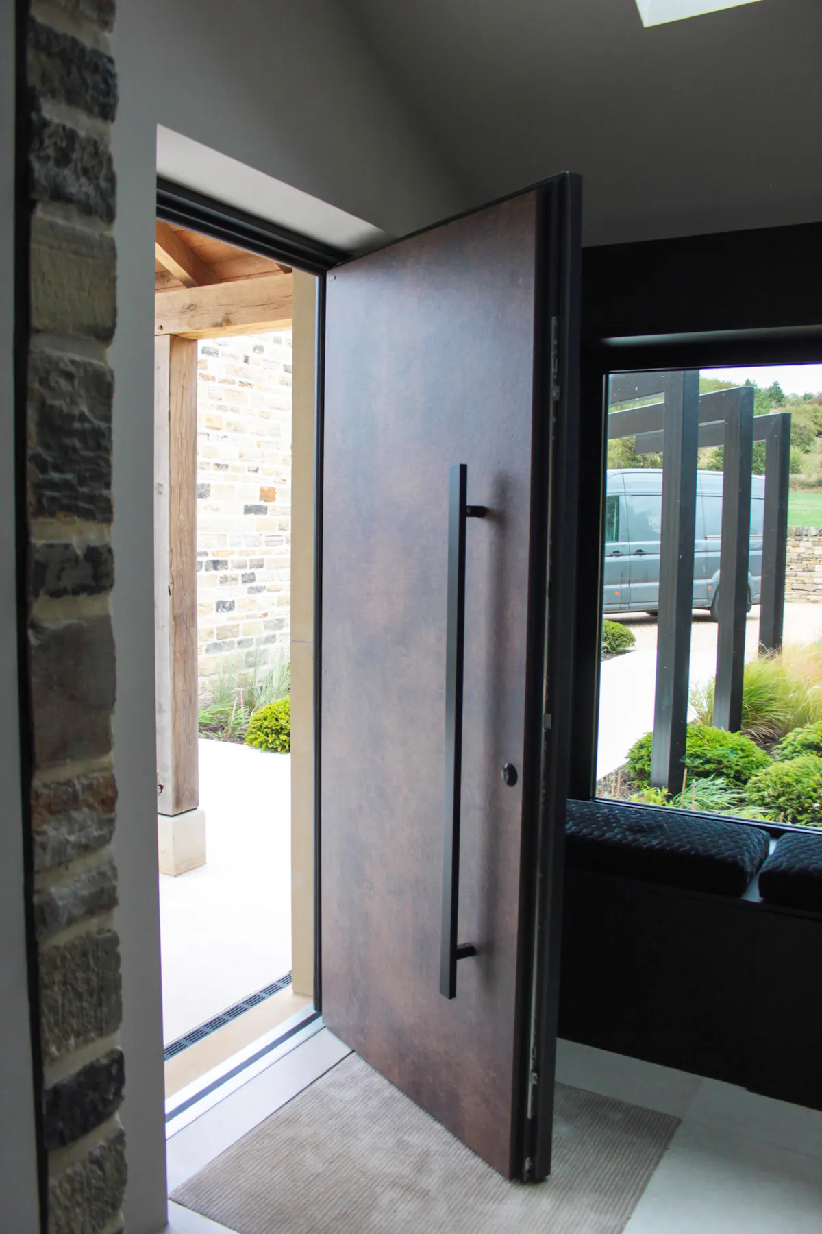 Deuren pivot front door