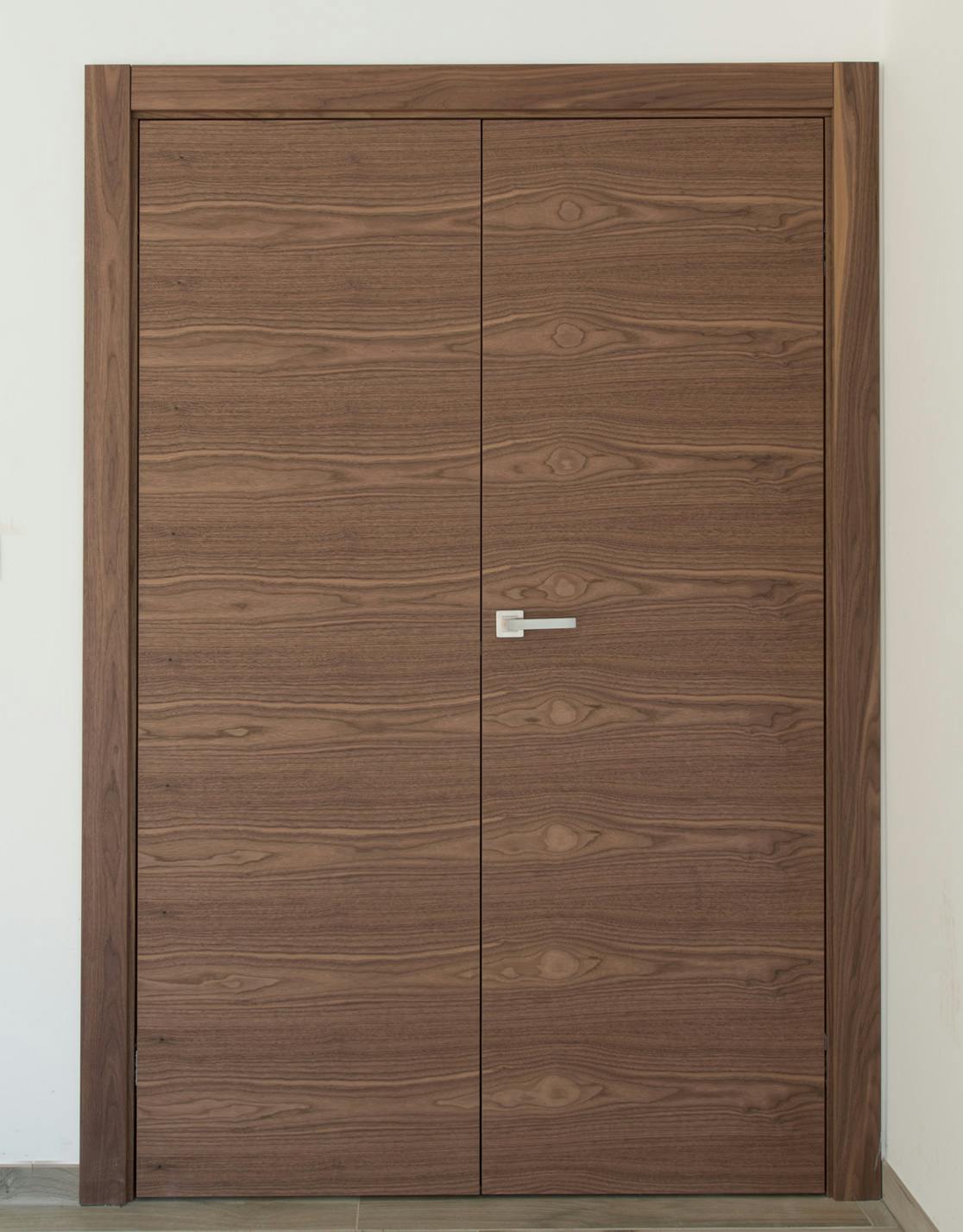 Deuren's modern double door set in Trem H style, Walnut finish with chrome lever handle.