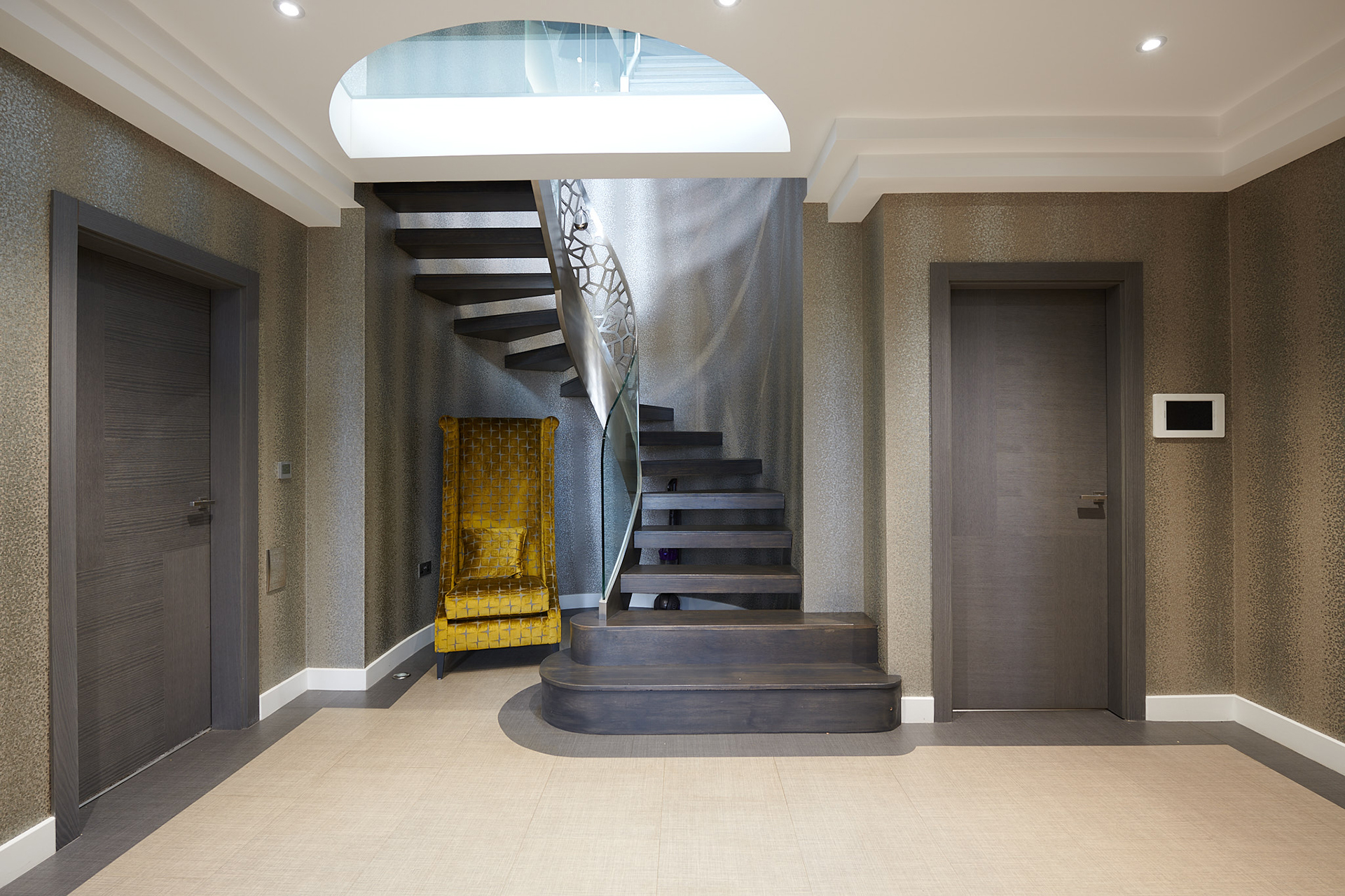 Internal hallway with spiral staircase and two Vario 4 Deuren doors