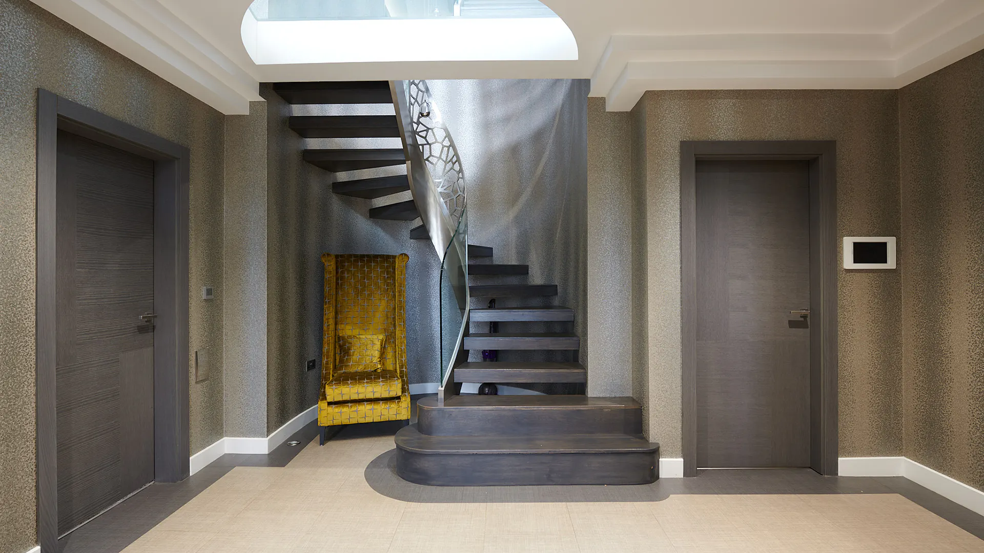 Internal hallway with spiral staircase and two Vario 4 Deuren doors