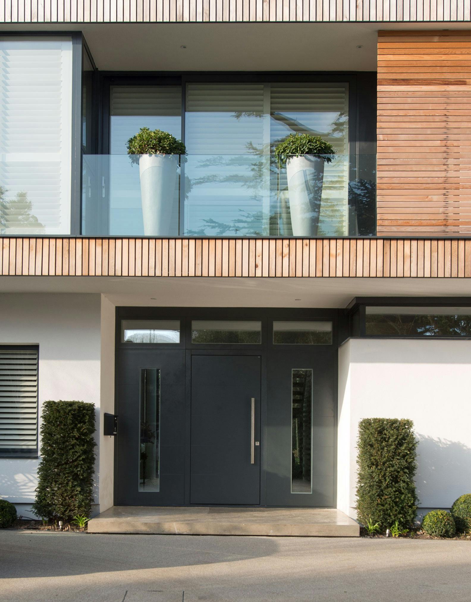 Luxurious, modern house featuring a modern entrance door by Deuren - Pianura 2 is a slab style with an anthracite paint finish
