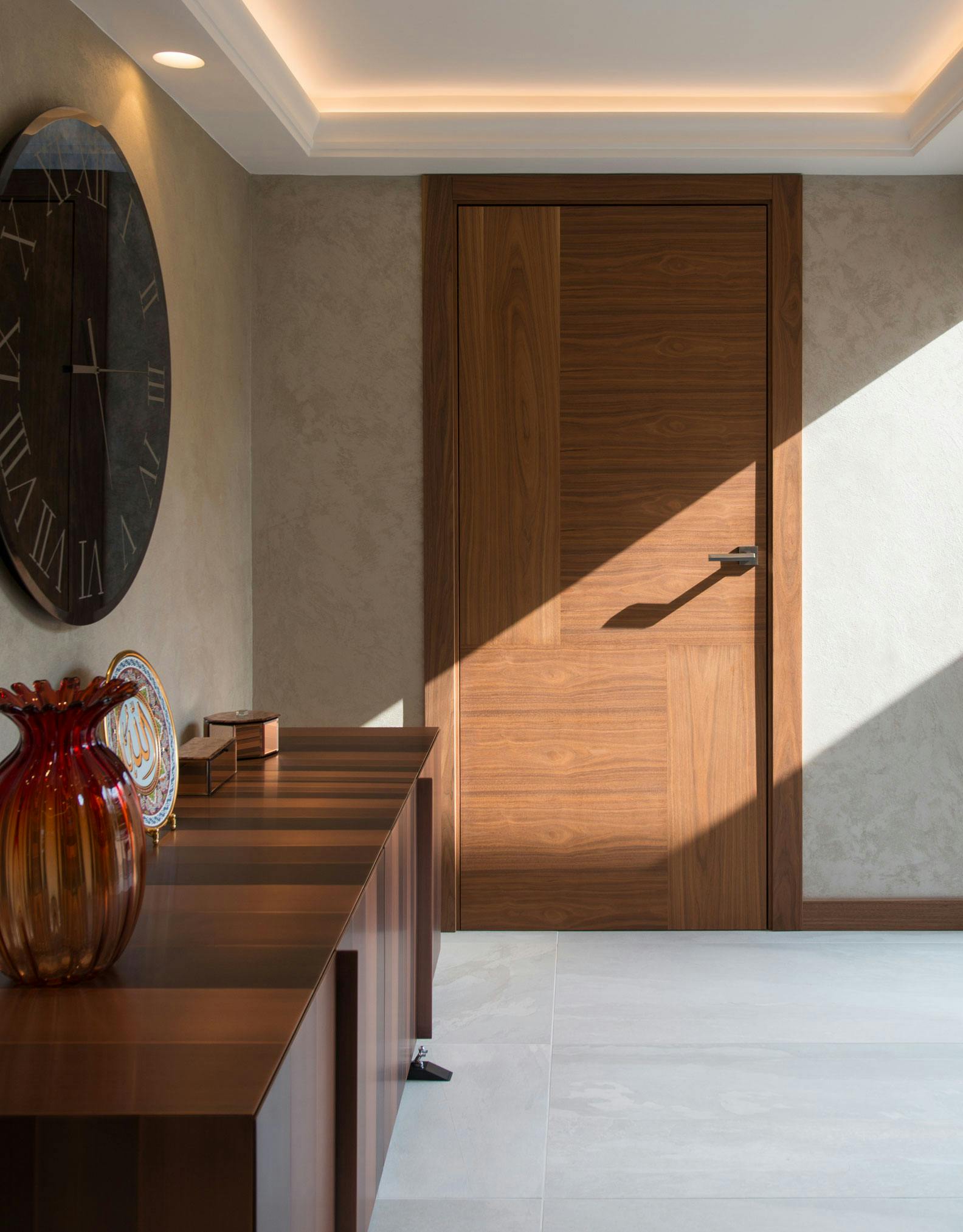 Luxury hallway with a bespoke door set by Deuren in Vario 4 style and with a walnut finish