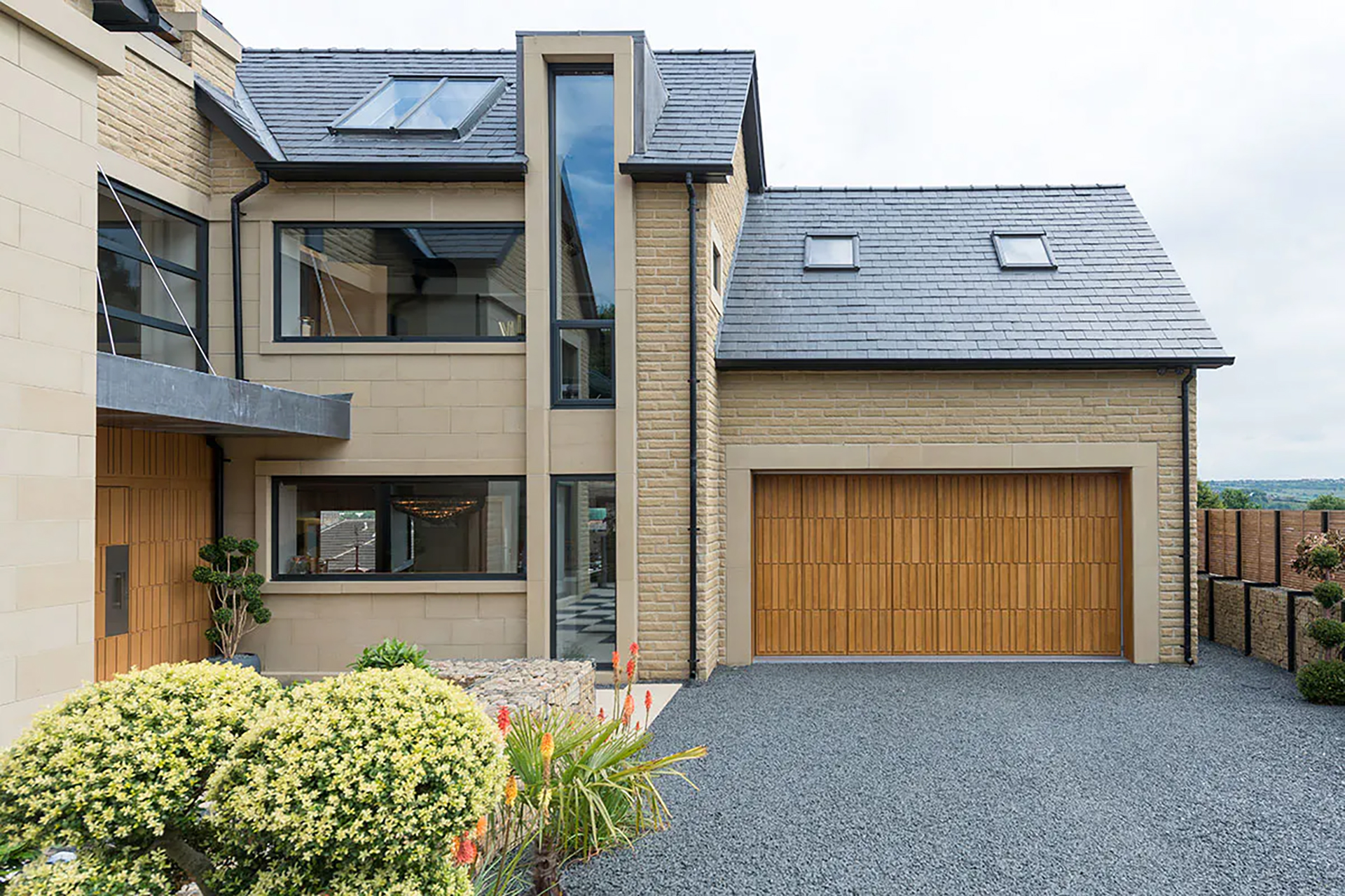 External photo of a house with a matching Deuren Tavole S front and garage door 