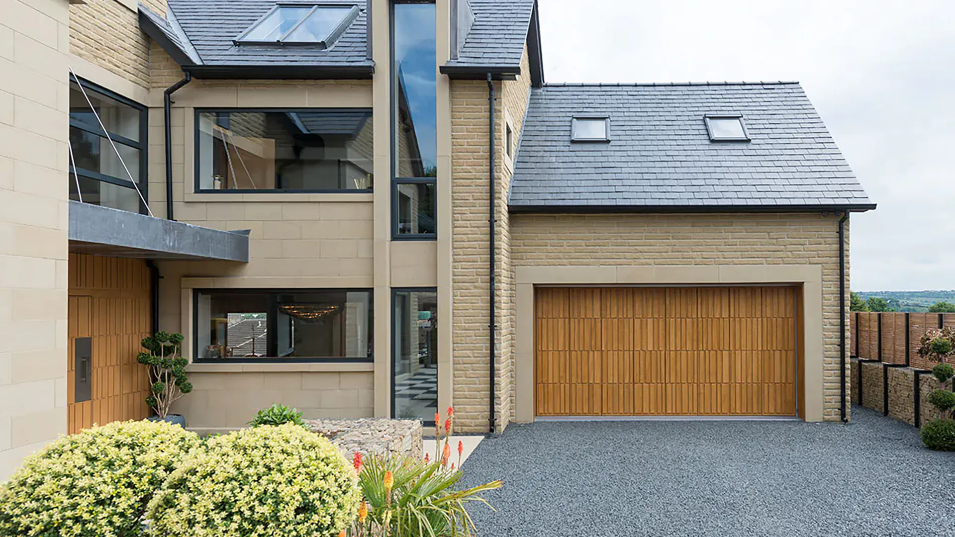 External photo of a house with a matching Deuren Tavole S front and garage door