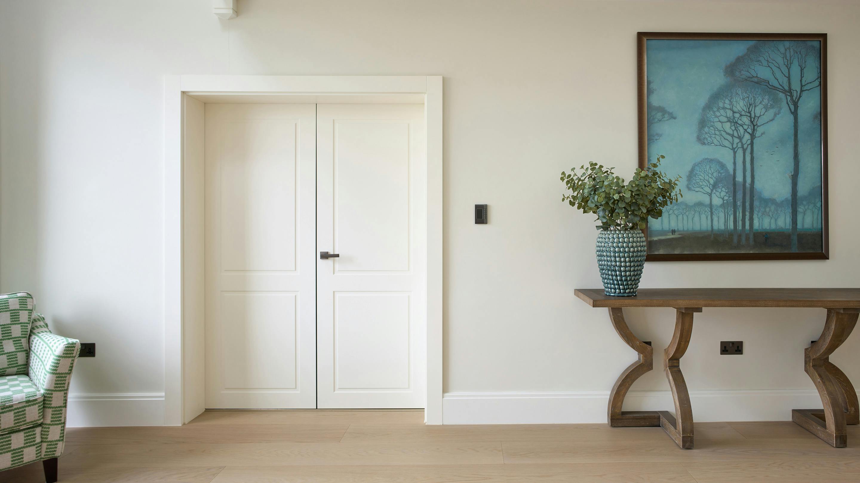 Light and airy, spacious hallway featuring a double leaf Deuren door set - Victorian style  with two routed rectangluar shaped details in a white painted finish.
