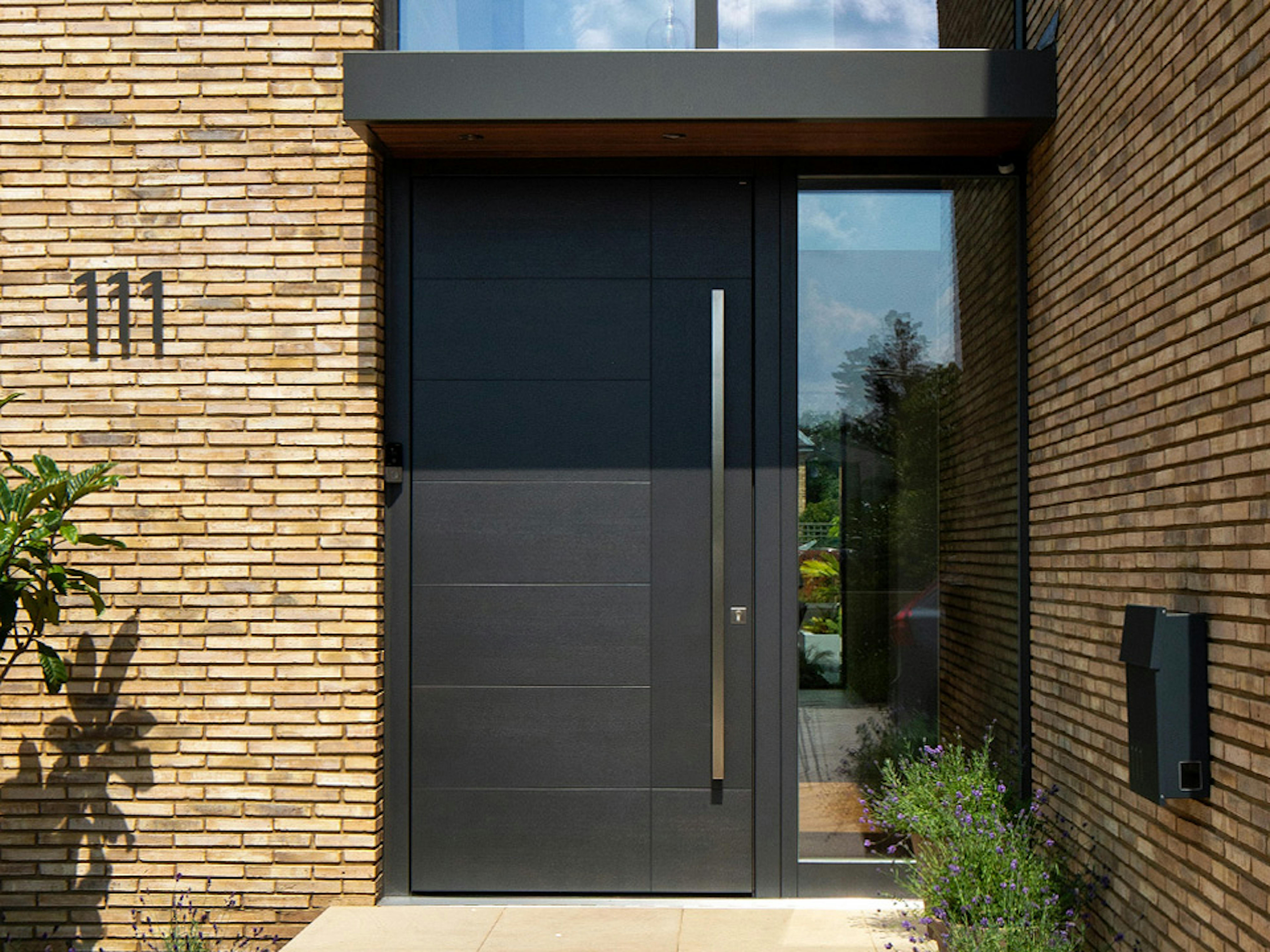 Deuren front door in grey with side glass panel