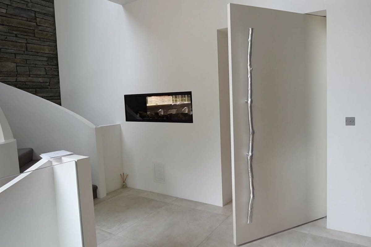 Bespoke pivot door y Deuren in an ultra modern hallway - Trem Painted