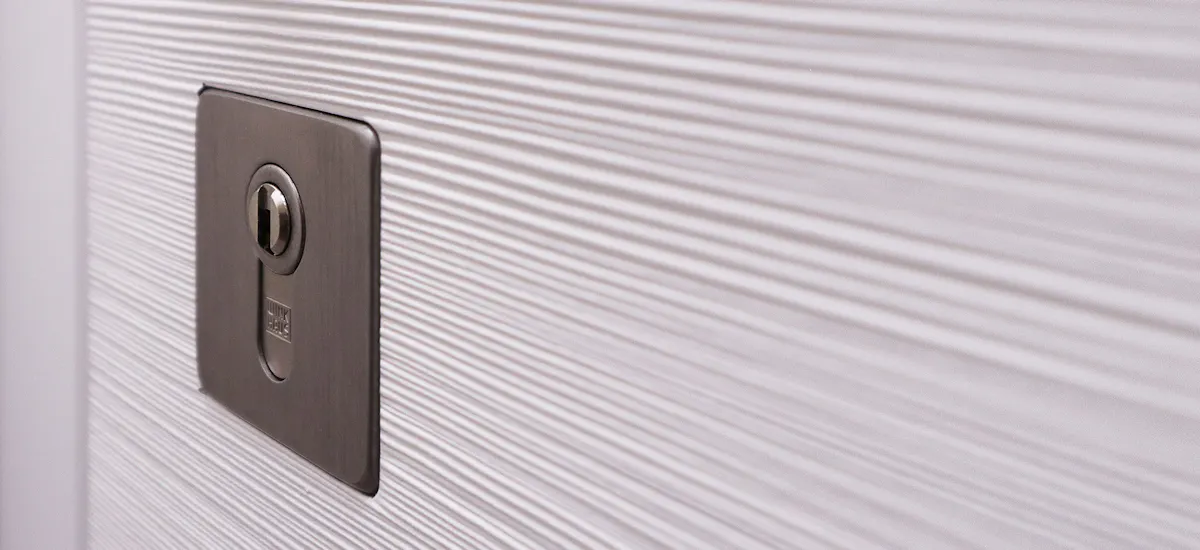 Close up of a Deuren door lock