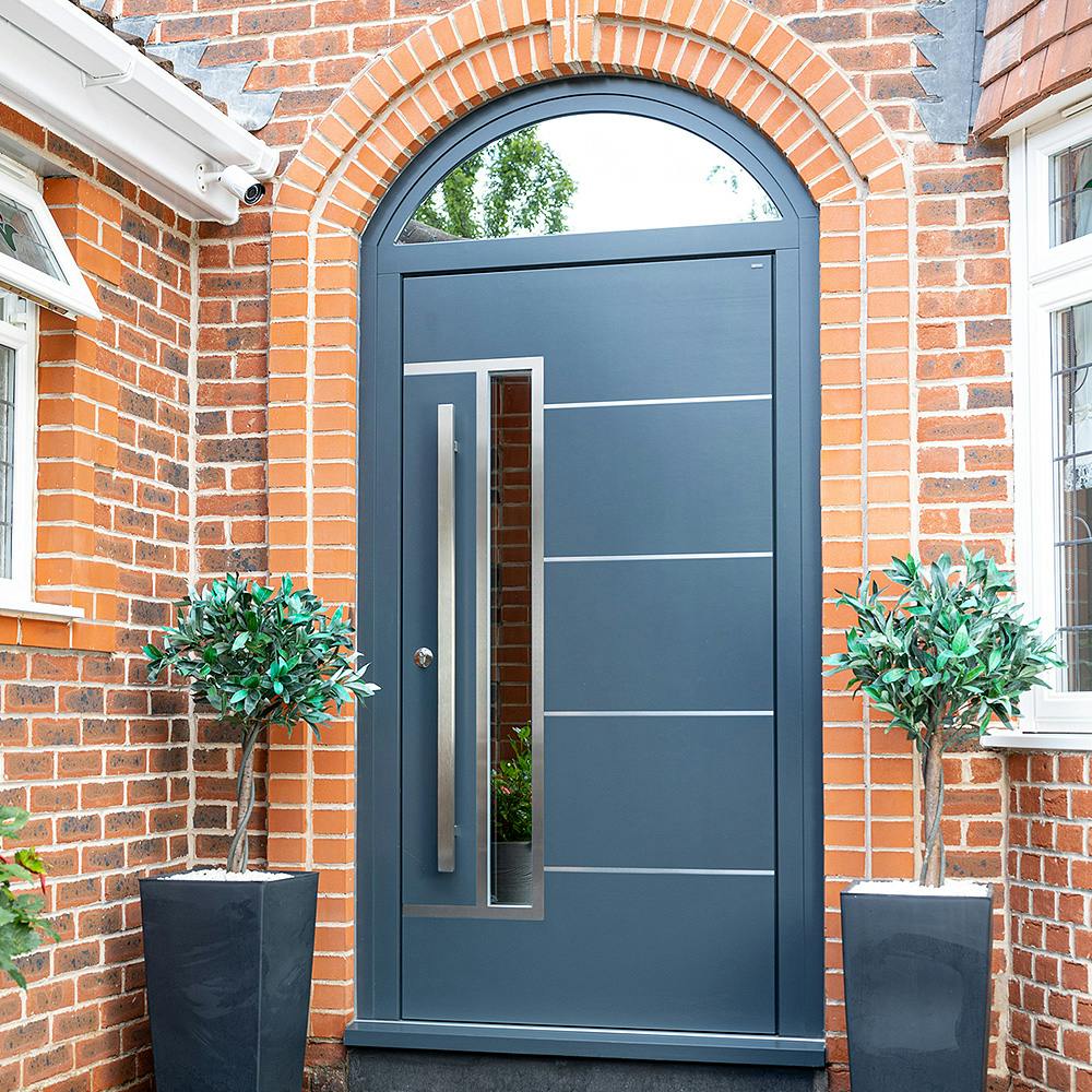 Light, privacy, security: an arched modern entrance