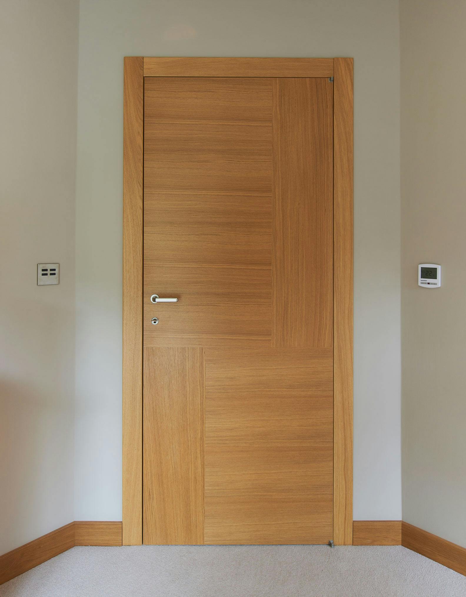 A modern, single leaf, internal door set by Deuren - Vario 4 style, Natural Oak finish