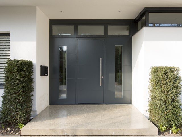A made-to-measure solution for an oversized entranceway