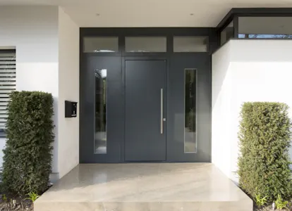 A made-to-measure solution for an oversized entranceway