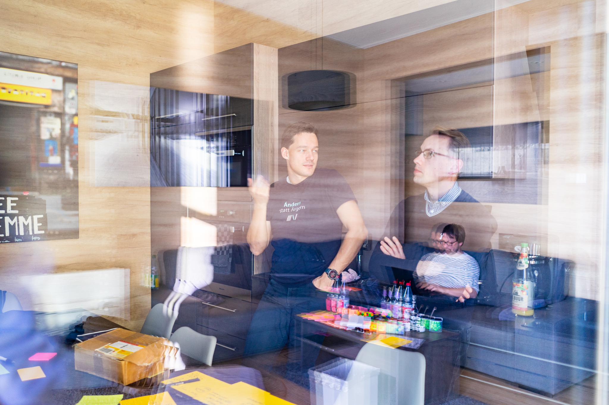 Drei DevBoost Kollegen diskutieren über ein Thema