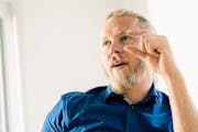 blonder Mann erklärt etwas