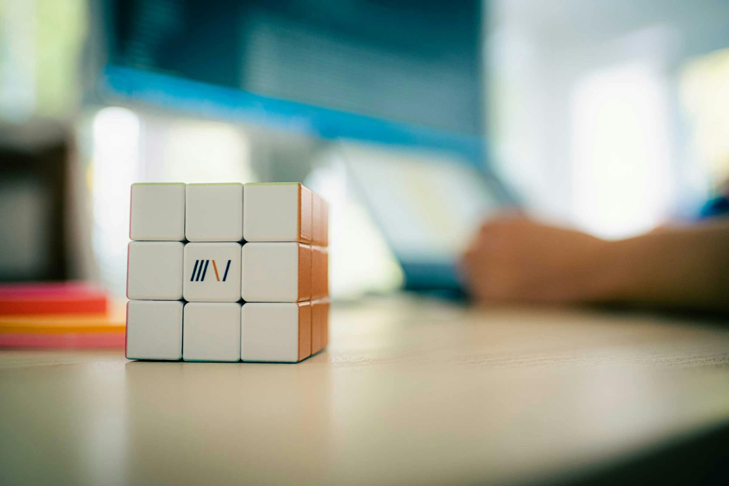 Rubik's Cube mit DevBoost Logo