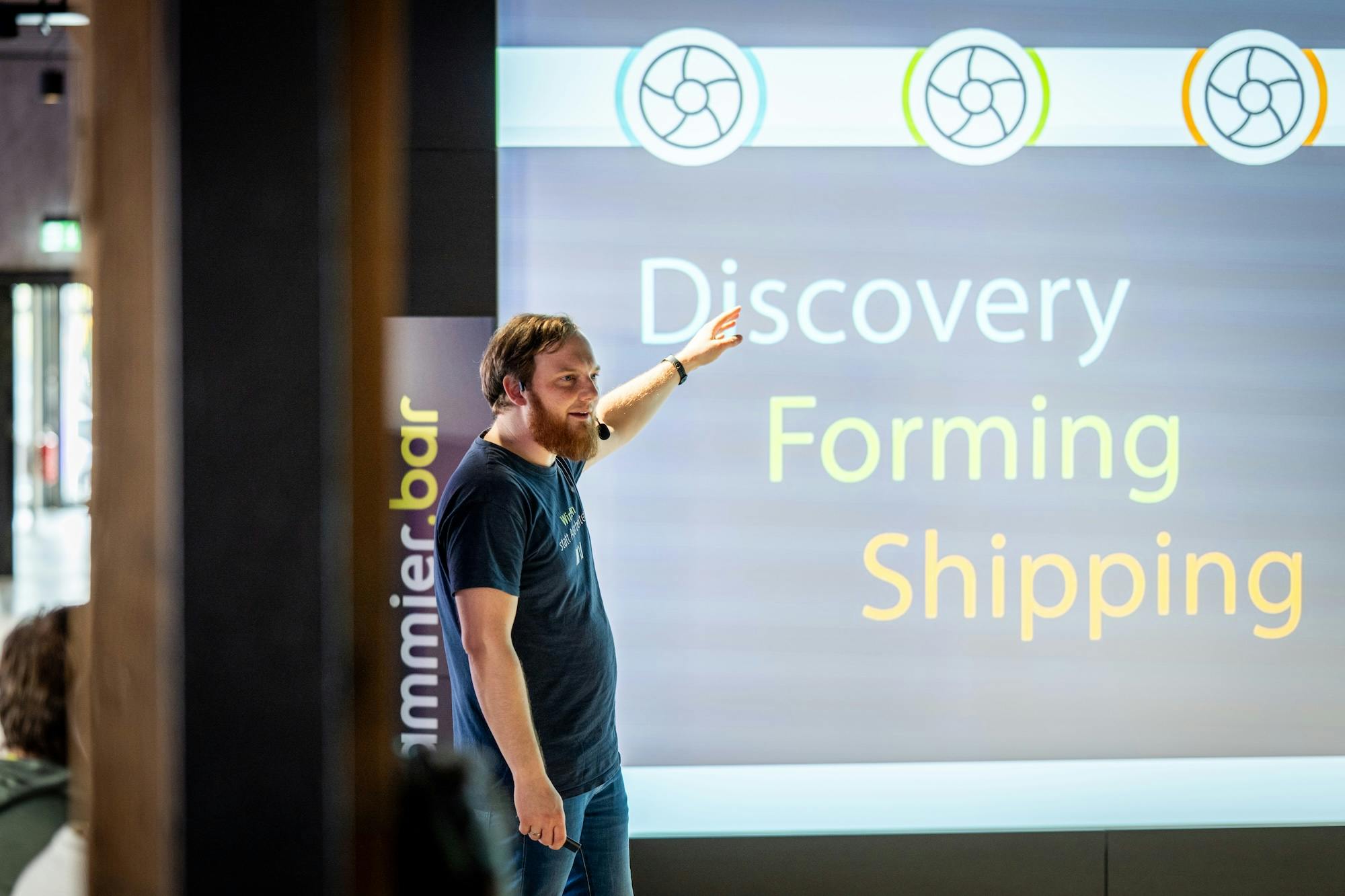 Ilja Bauer zeigt die Ventile der Software-Entwicklung: Discovery, Forming und Shipping.