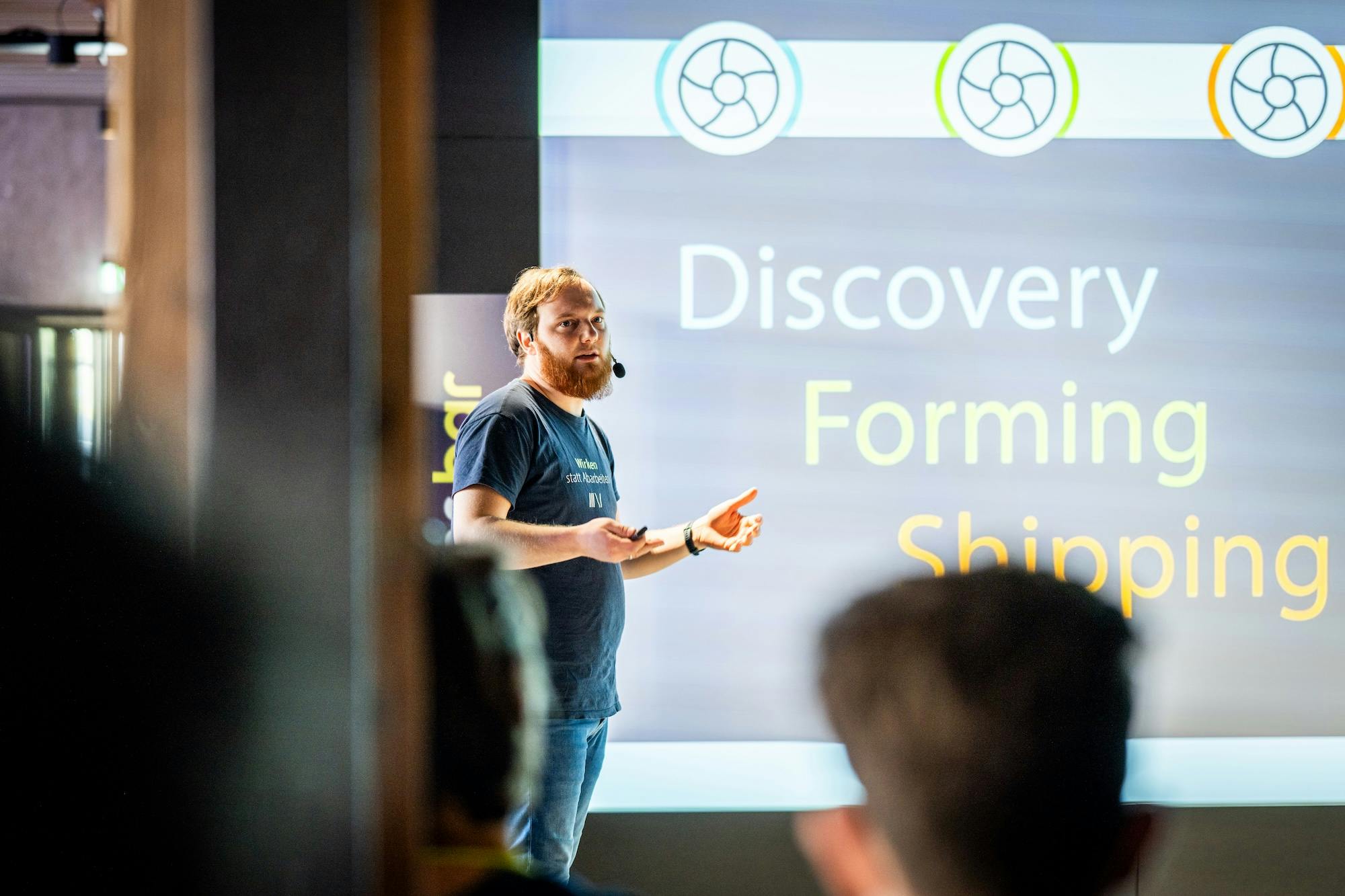 Ilja Bauer zeigt die Ventile der Software-Entwicklung: Discovery, Forming und Shipping.