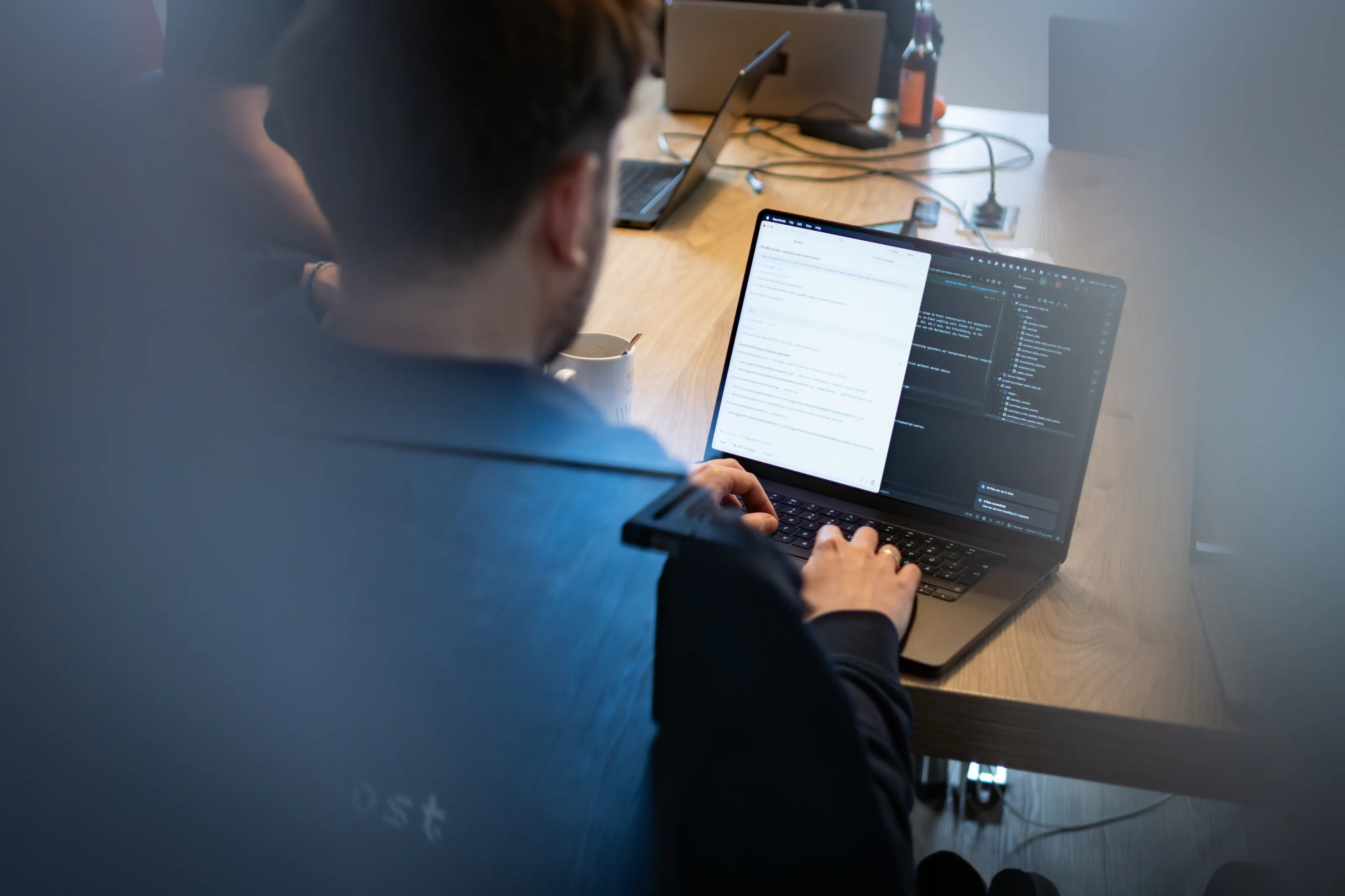 Eine Person schreibt Code an seinem Laptop