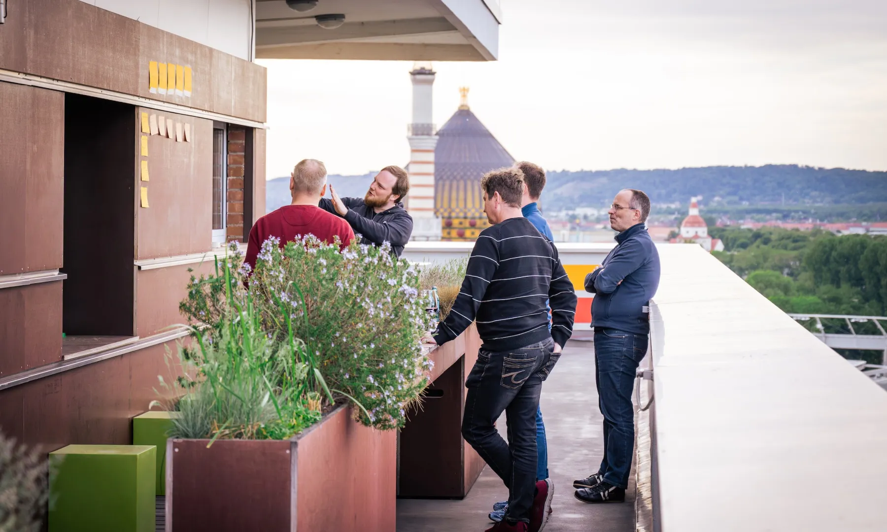Austausch im kleinen Kreis beim Tech Lead Roundtable mit Workshop-Charakter.