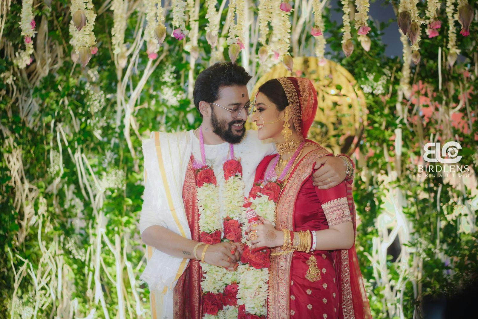saurav das and darshana banik candid wedding photography image